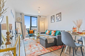 Vibrant Bliss - Luxury City Centre stay, SLEEPS 8, Very close to BULLRING, NETFLIX, Fully Equipped Kitchen, KING BED, 2 Bathrooms,Terrace city view, Free WIFI and Board Games